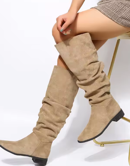 Femme portant a ces pieds des bottes en daim design et joli