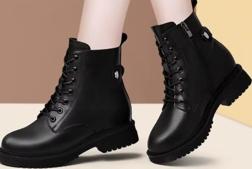 Femme portant a ces pieds des bottines en cuir design et joli