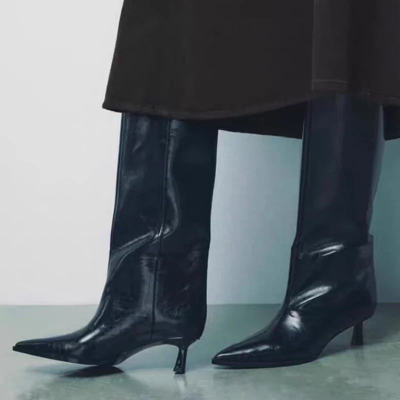 Femme portant a ces pieds des bottes en cuir design et joli